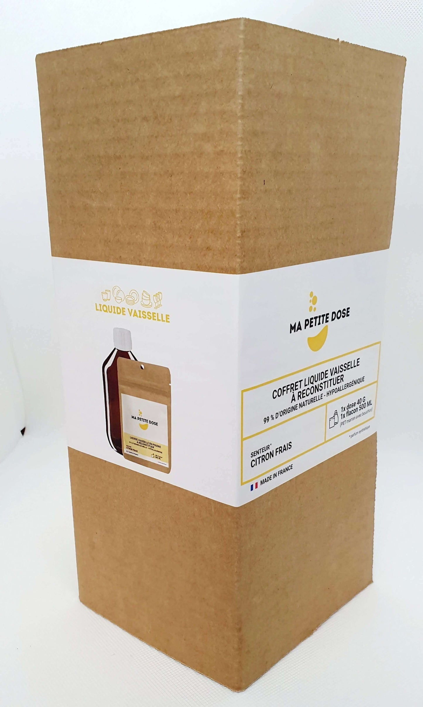 Un coffret cadeau de liquide vaisselle concentré avec parfum de citron sur un fond blanc