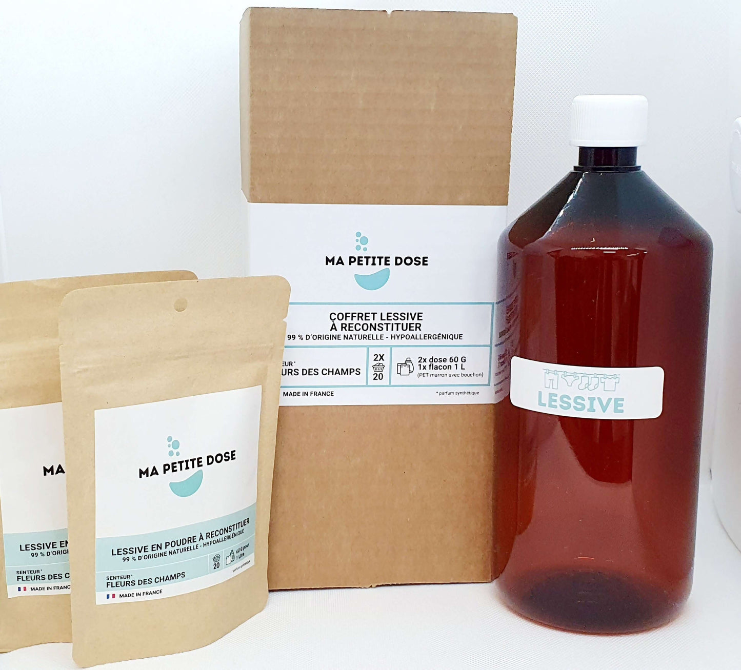 Un sachet de poudre à lessive et une bouteille vide pour reconstitution, issus du coffret Ma Petite Dose
