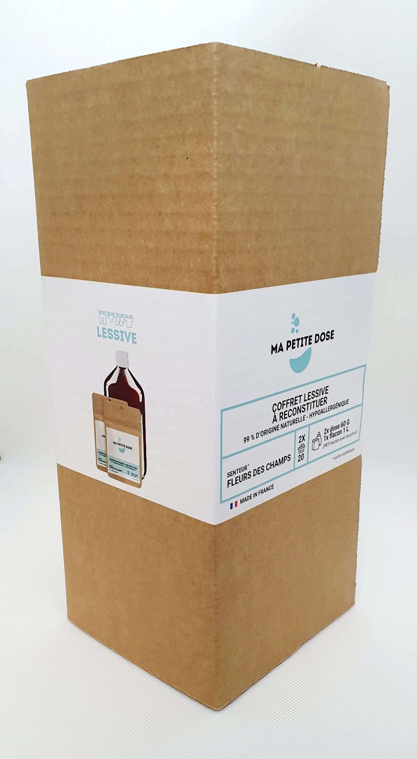 Un coffret cadeau Lessive à reconstituer avec parfum de fleurs des champs sur un fond blanc