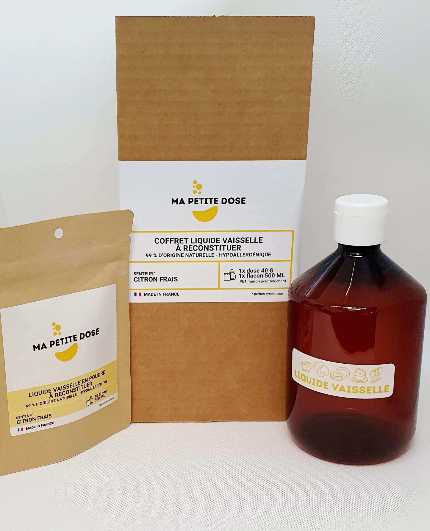 Un flacon de liquide vaisselle concentré à reconstituer et un sachet d'ingrédients naturels
